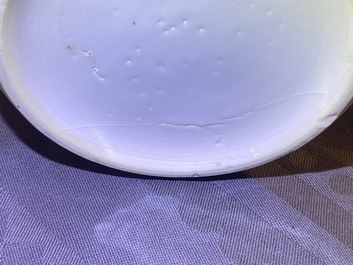 Een Chinese blauw-witte dekselbeker met floraal decor, Kangxi